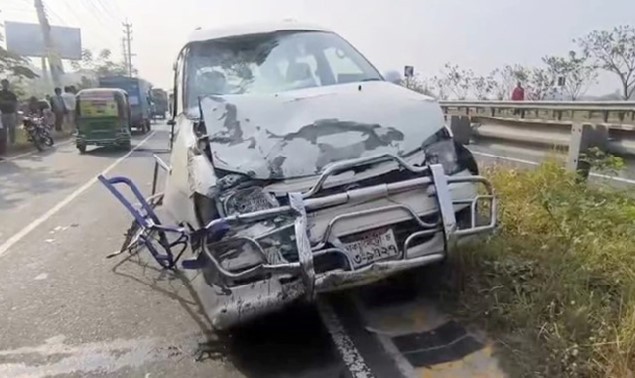 মহাসড়কে মাইক্রোবাস-অটোরিকশার মুখোমুখি সংঘর্ষ, নিহত ১